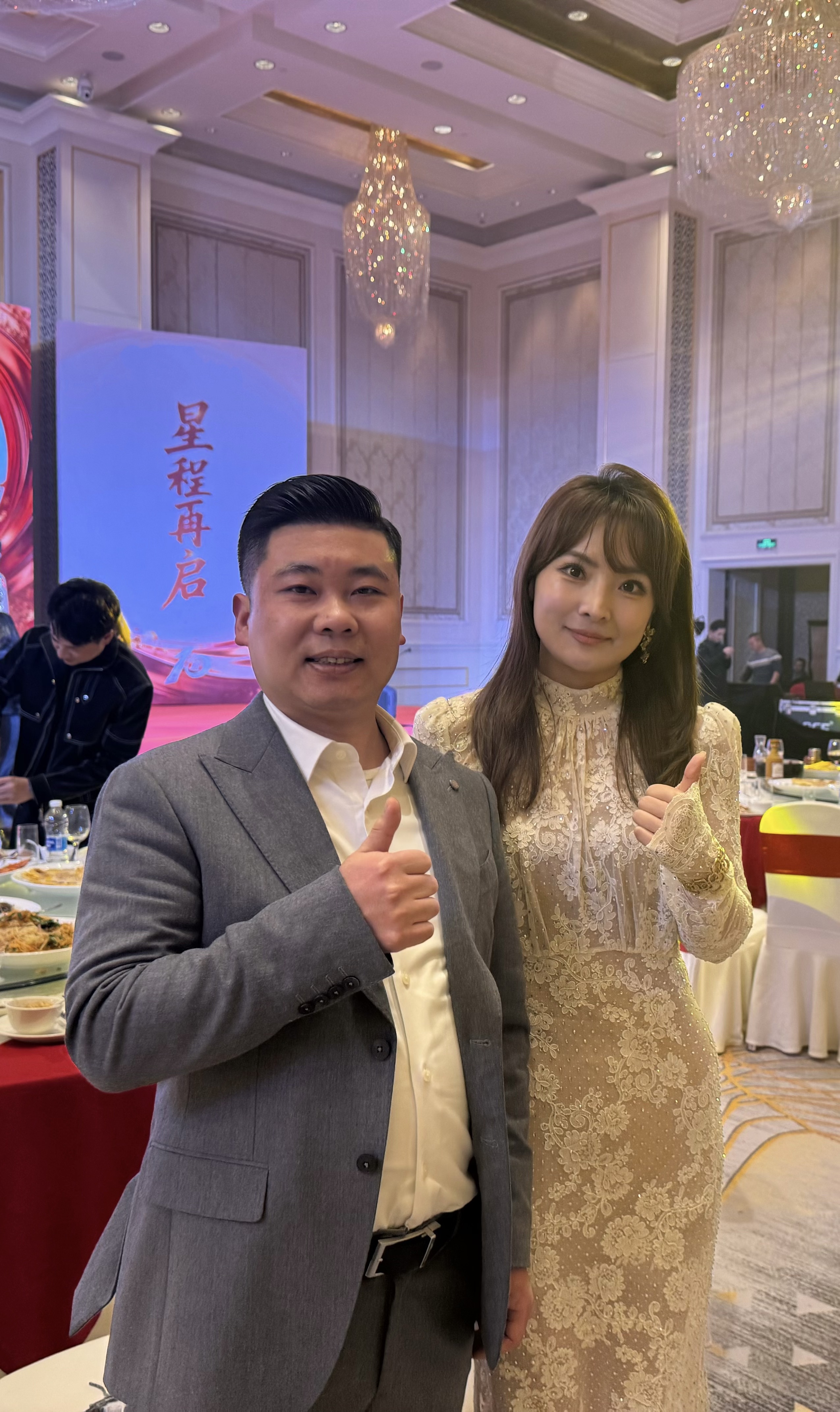 与歌手温奕心